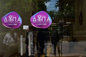 Επίδομα ανεργίας: Κρυφό μετεκλογικό σχέδιο περικοπής του καταγγέλλει η αντιπολίτευση