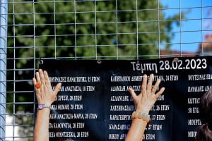 Τέμπη: Συγκλόνισαν το ακροατήριο οι οικογένειες Βλάχου και Πλακιά