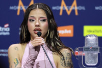 Η νικήτρια της Eurovision, Dara αποχαιρετά τον Γιώργο Μαζωνάκη