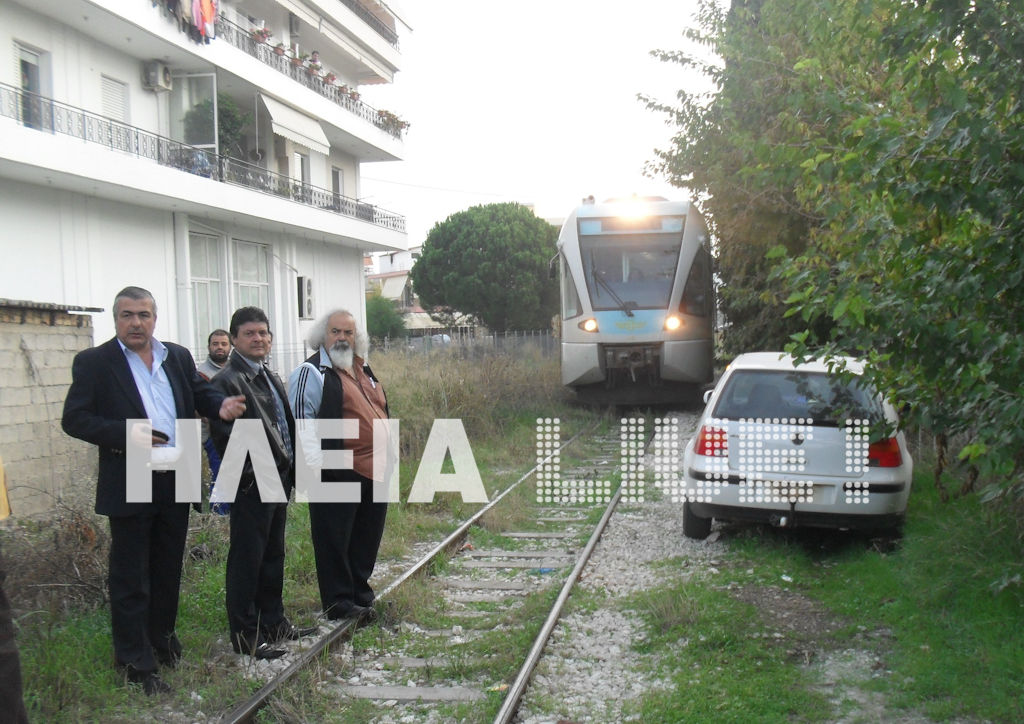 Πύργος: &quot;Εμπνευσμένο&quot; παρκάρισμα στις γραμμές του τρένου