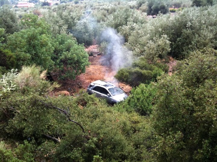 Σώθηκαν από θαύμα: Βουτιά σε χαράδρα για ζευγάρι από την Αρχαία Ολυμπία