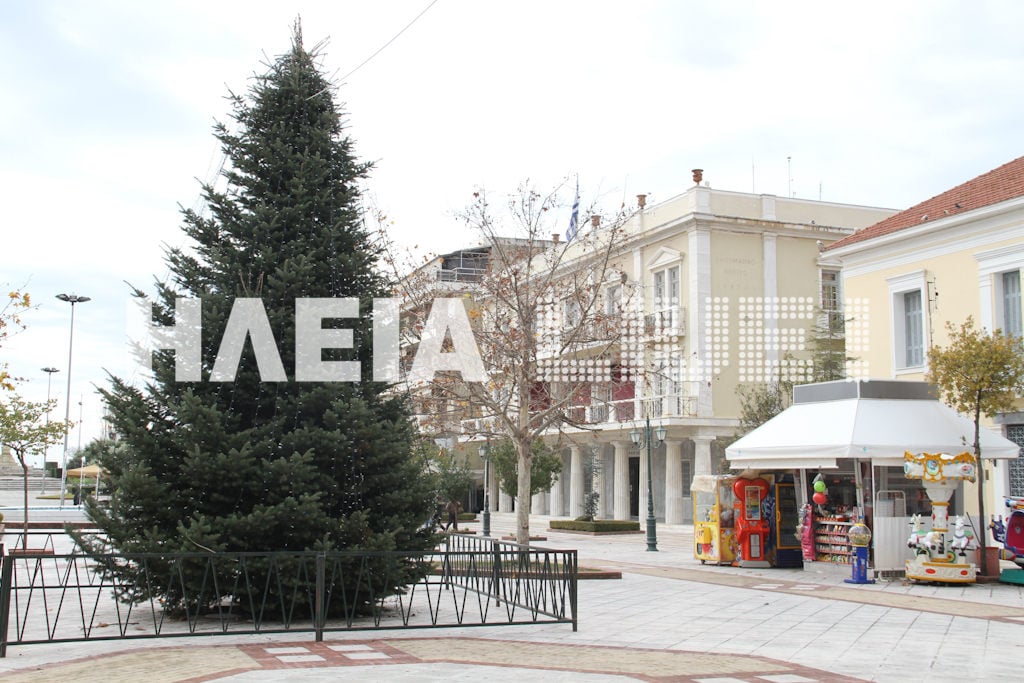 Πύργος: Το Χριστουγεννιάτικο δέντρο . . . ξέμεινε στην πλατεία