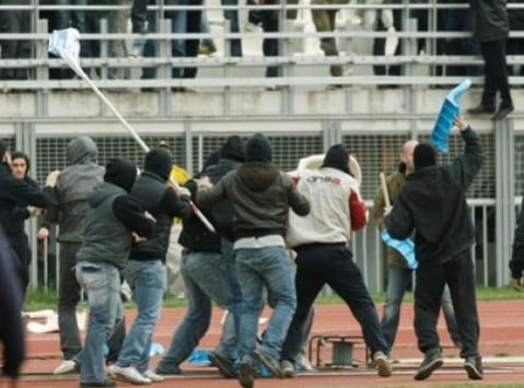 Απίστευτο ξύλο και επεισόδια στο Πράσινο - Διεκόπη το ματς - Ν. Μπατζαλής: &quot;Μας απειλούσε με καραμπίνα&quot;&quot;