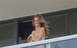 Rosie Huntington: Την έπιασαν στα πράσα . . . τόπλες