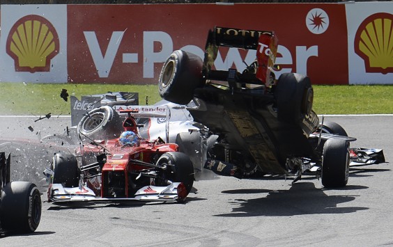 Formula1: Καταστροφική εκκίνηση – Διαλύθηκαν 4 μονοθέσια (photos &amp; video)