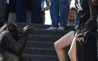 Η Laetitia Casta φωτογραφίζεται από . . . έναν χιμπατζή!