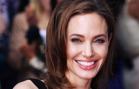 Λαμπερή η πρώτη δημόσια εμφάνιση της Angelina Jolie μετά από την διπλή μαστεκτομή