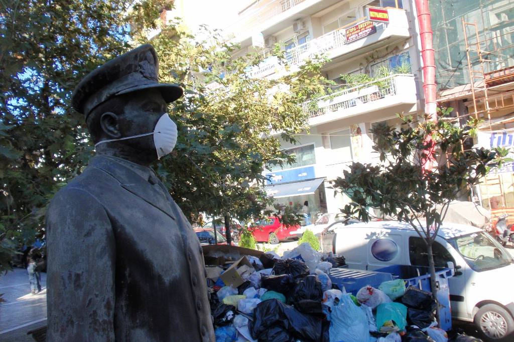 Πύργος: Η φωτογραφία των σκουπιδιών που &quot;τα σπάει&quot; στο Facebook