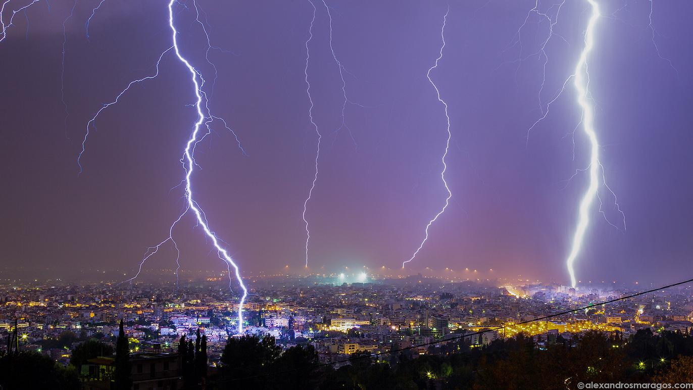 &quot;Σφυροκόπημα&quot; κεραυνών το βράδυ της Πέμπτης σε Πάτρα και Πύργο (photos)