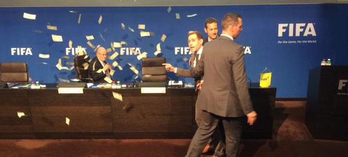 FIFA: Επίθεση με . . . χαρτονομίσματα στον τρομαγμένο Ζεπ Μπλάτερ