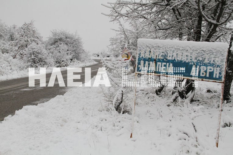 Ηλεία: Πολύ χιόνι στη Λαμπεία - Με αλυσίδες η κυκλοφορία στην ΕΟ 111