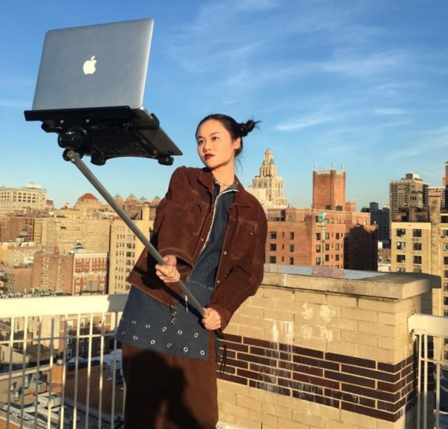 Μισείτε τα selfie Sticks; Τότε γνωρίστε το MacBook selfie Stick!