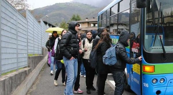 &quot;Εκτός&quot; μεταφοράς εκατοντάδες Ηλείοι μαθητές