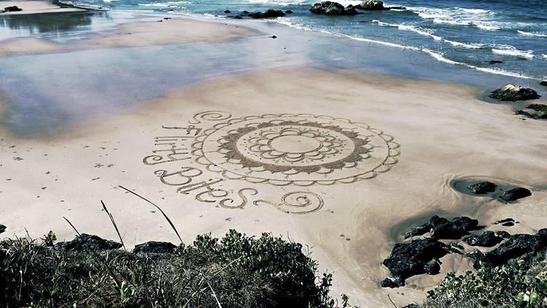 Η τρέλα με την beach art κατακτά τις . . . παραλίες