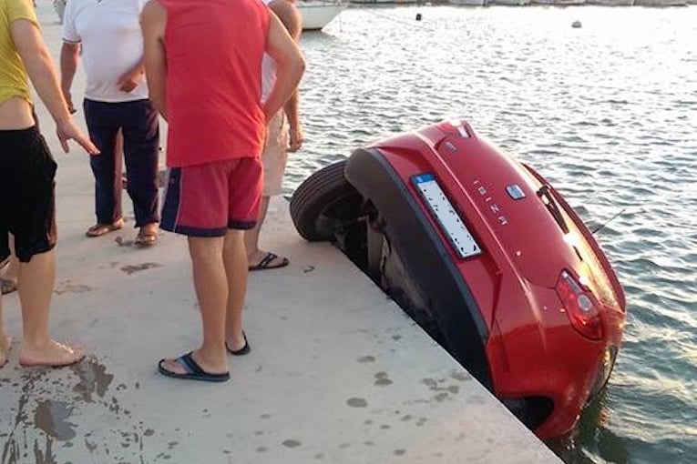 Λεχαινά: Αυτοκίνητο έκανε βουτιά στο αλιευτικό καταφύγιο