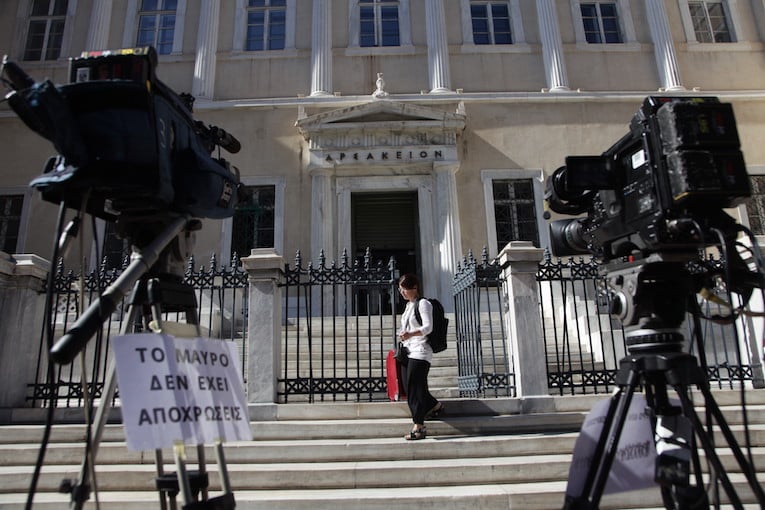 Σε πολεμικό κλίμα ξεκίνησε η συνεδρίαση του ΣτΕ για τις άδειες