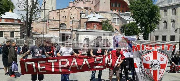 Euroleague Final 4: Οπαδοί του Ολυμπιακού ύψωσαν λάβαρα έξω από την Αγιά -Σοφιά