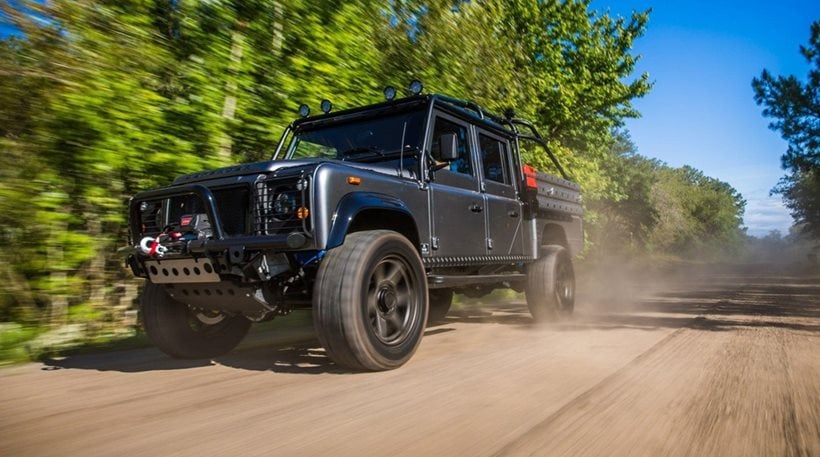 To Land Rover Defender δεν σταματά πουθενά