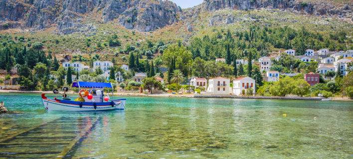 Σε αυτό το πολύχρωμο νησί δεν χρειάζεσαι ούτε ξαπλώστρα ούτε αυτοκίνητο