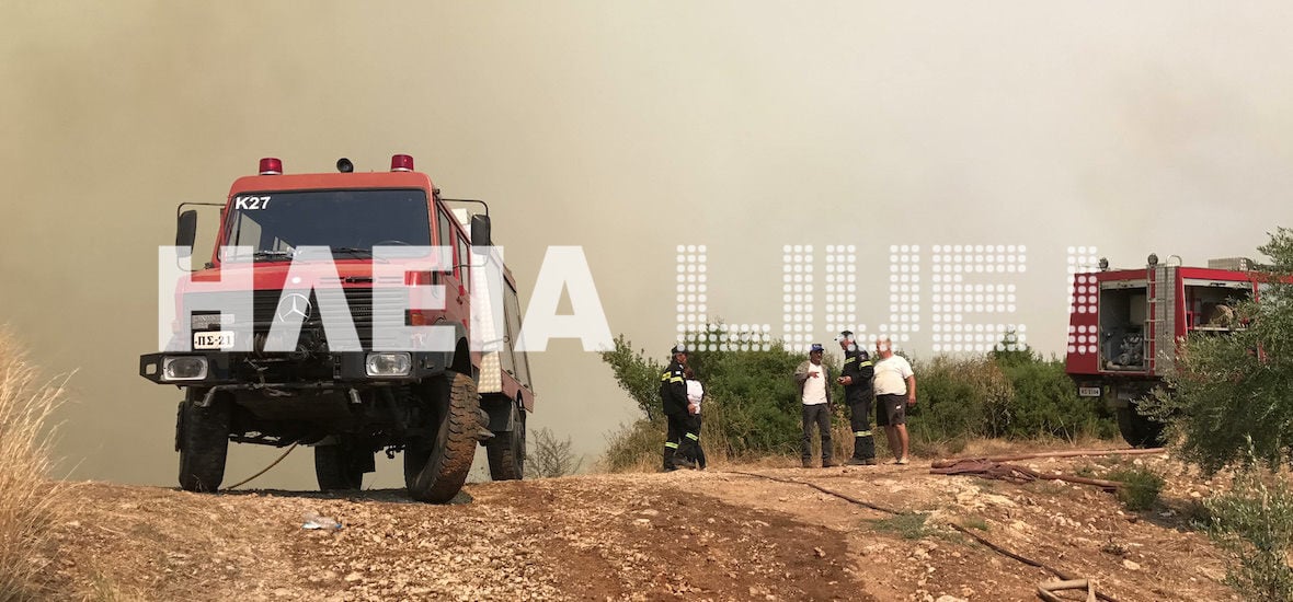 Ροδινά Ζαχάρως: Η στιγμή που οι φλόγες &quot;γλύφουν&quot; τα πυροσβεστικά οχήματα (video)