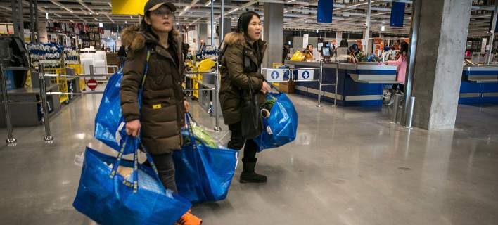 Η διάσημη μπλε τσάντα του Ikea αλλάζει όψη, με την υπογραφή σχεδιαστή της Louis Vuitton