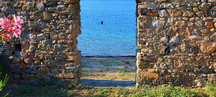 3 ώρες από την Αθήνα - Η παραλία με τα ζεστά νερά, για βουτιές μέχρι και το Νοέμβριο