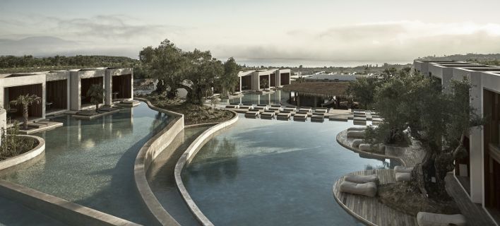 Olea All Suites: Το ξενοδοχείο στη Ζάκυνθο που μοιάζει να επιπλέει στο νερό