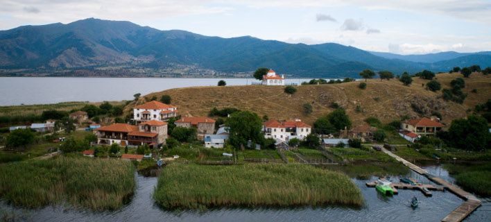 Αγιος Αχίλλειος: Το γραφικό νησάκι στις Πρέσπες με τους 21 κατοίκους