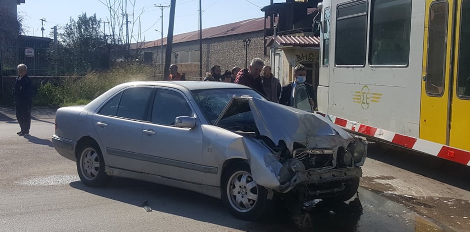 Πάτρα: ΙΧ συγκρούστηκε με συρμό του προαστιακού