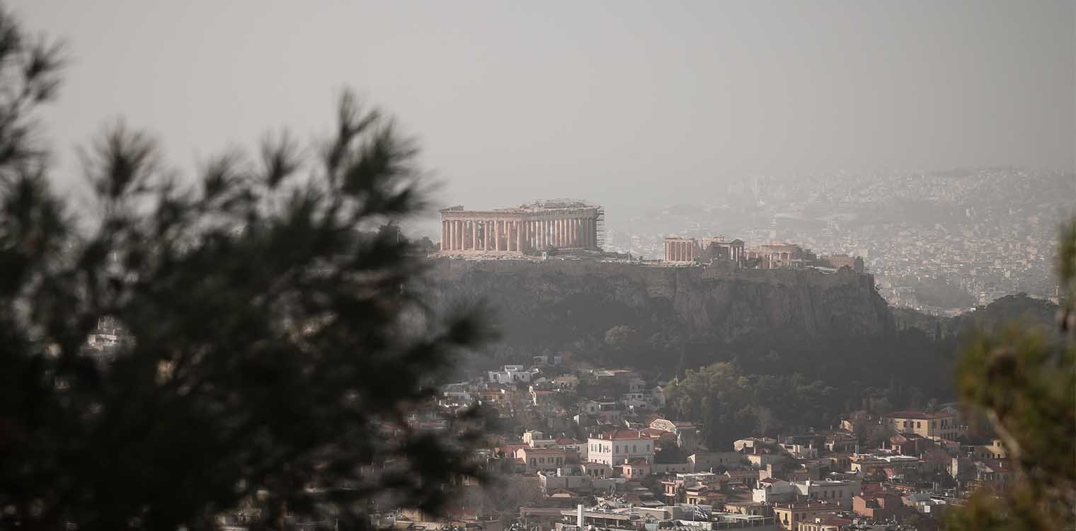 Κολυδάς για αφρικανική σκόνη: Είναι το εντονότερο γεγονός που έχει καταγραφεί στην Αθήνα - Πώς δημιουργήθηκε το απόκοσμο χρώμα
