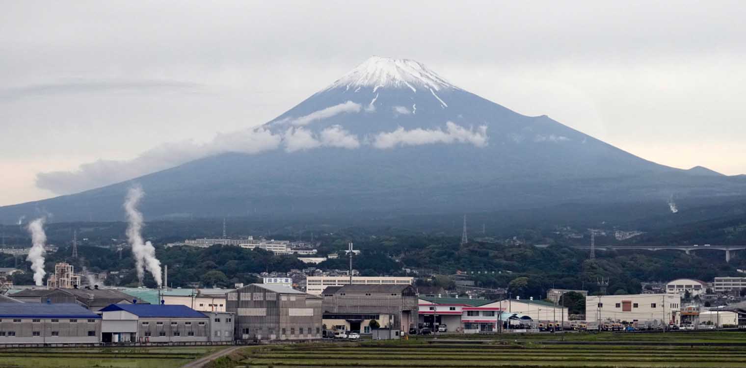 «Στοπ» στον υπερτουρισμό βάζει η Ιαπωνία - Στήνει φράχτη για να μην φωτογραφίζουν το όρος Φούτζι