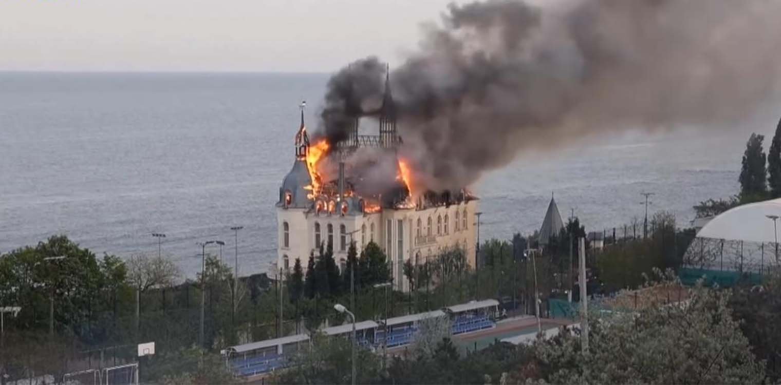 Στις φλόγες το εμβληματικό «κάστρο του Χάρι Πότερ» μετά από ρωσική επίθεση στην Οδησσό (video)