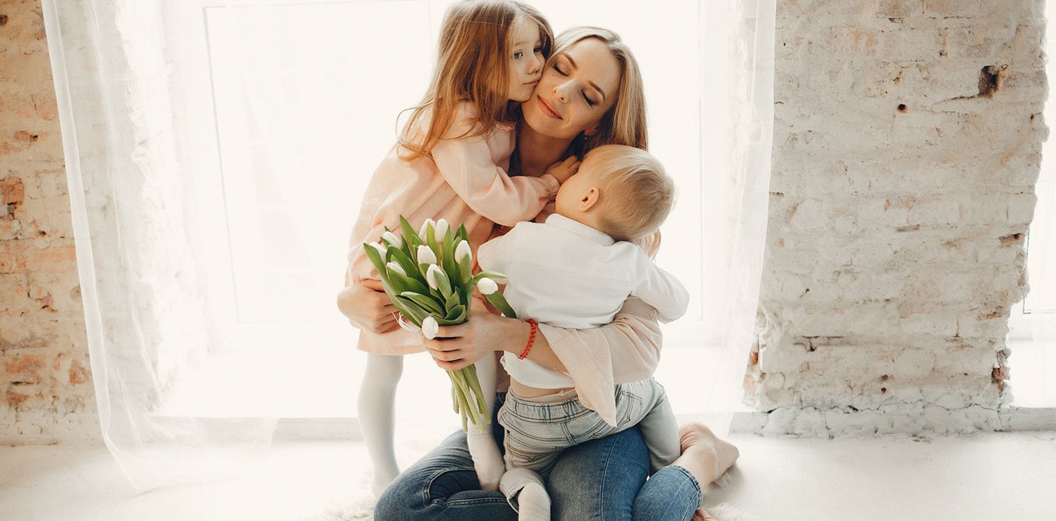 Γιορτή της Μητέρας: Ο καταλυτικός ρόλος της Μάνας που διαρκεί για μια ζωή