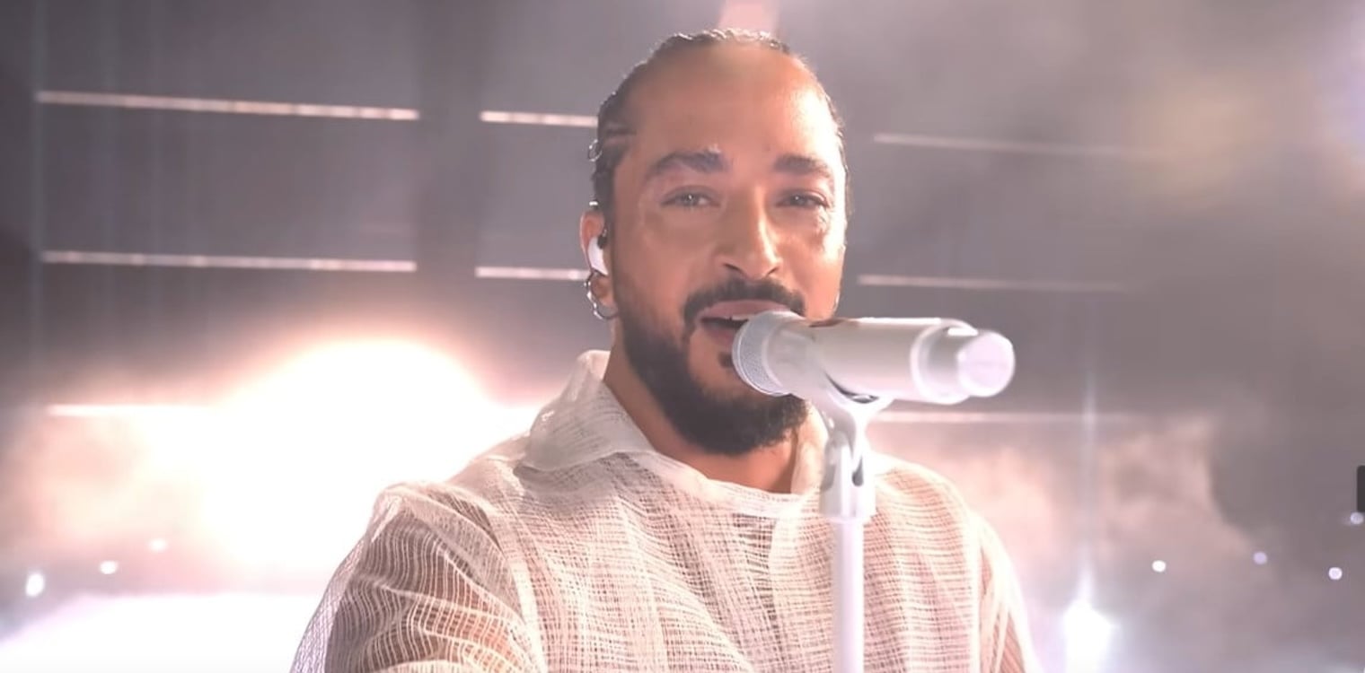 Eurovision 2024: Ο Γάλλος τραγούδησε δύο μέτρα απ’ το μικρόφωνο – Mία φωνή από άλλο πλανήτη 