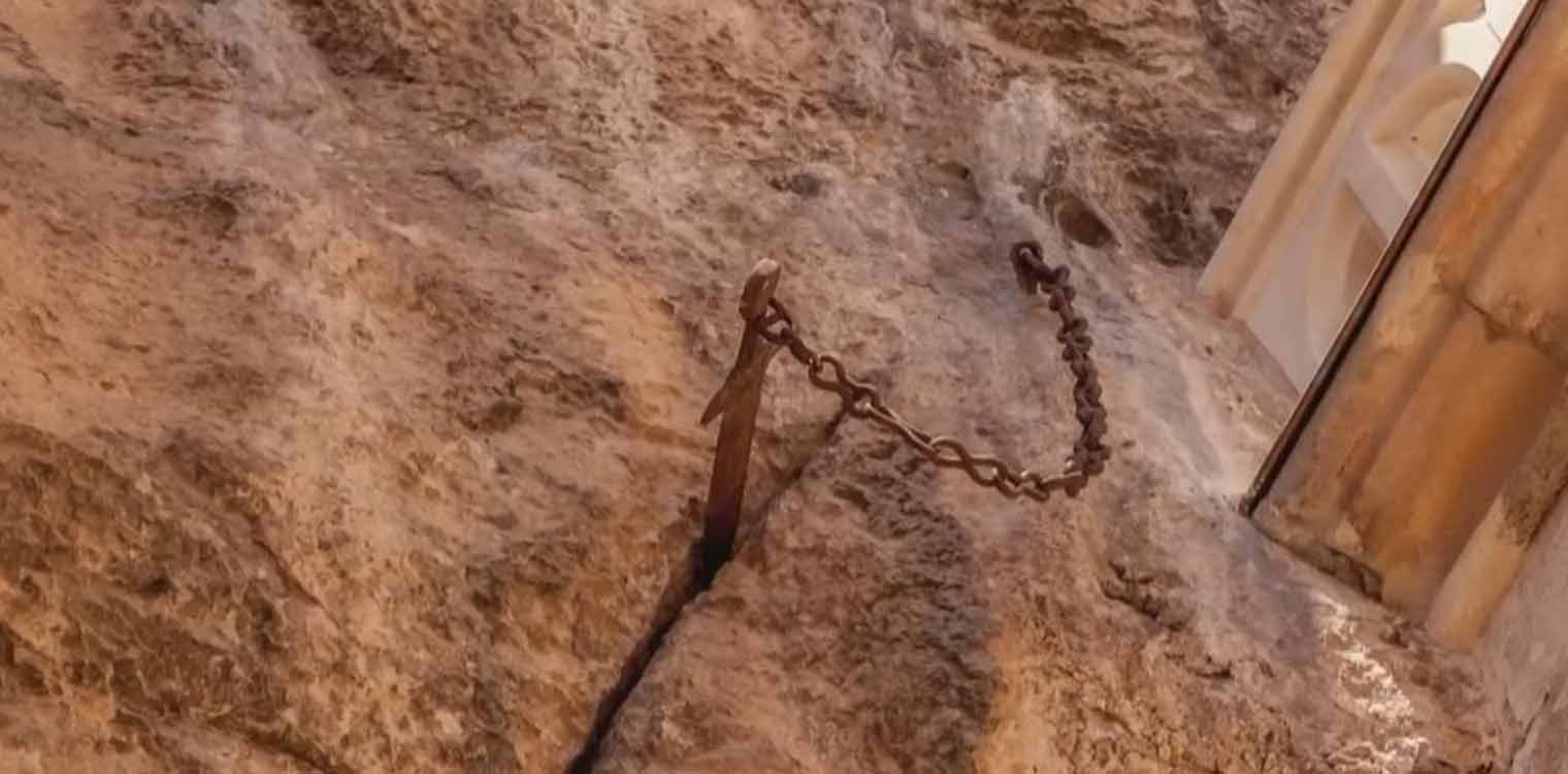 Άγνωστοι έκλεψαν το γαλλικό «Εξκάλιμπερ» - Ήταν καρφωμένο σε βράχο πάνω από 1.300 χρόνια (video)