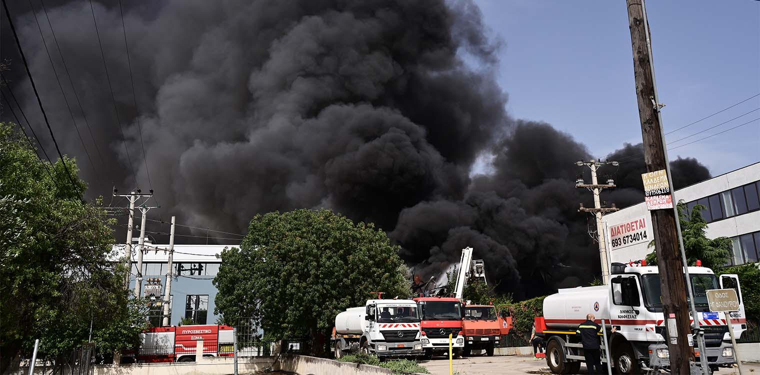 Καταστράφηκε ολοσχερώς το εργοστάσιο στην Κηφισιά μετά τη φωτιά - Ανησυχία από τις τοξικές ουσίες