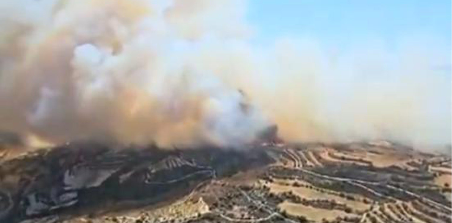 Φωτιά στην Κύπρο: Εκτός ελέγχου το πύρινο μέτωπο - Καίγονται σπίτια, εκκενώνονται χωριά