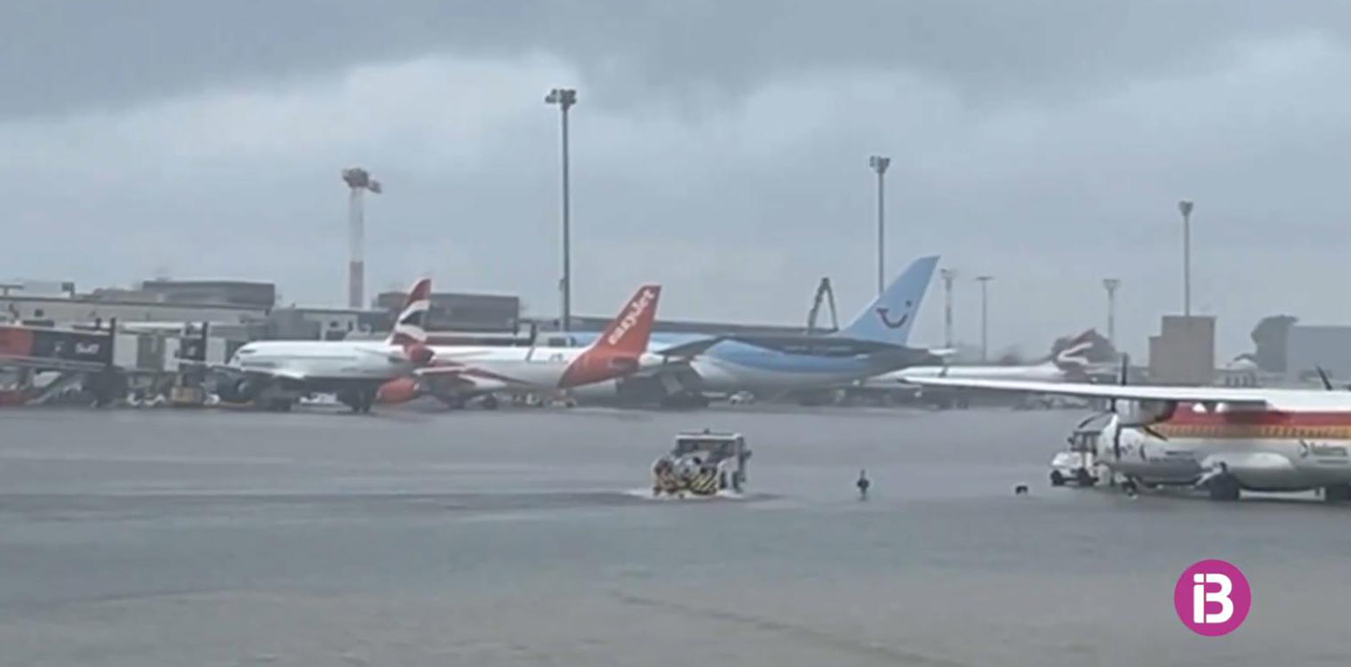 Μαγιόρκα: Πλημμύρισε το αεροδρόμιο της Πάλμα εξαιτίας ισχυρής καταιγίδας