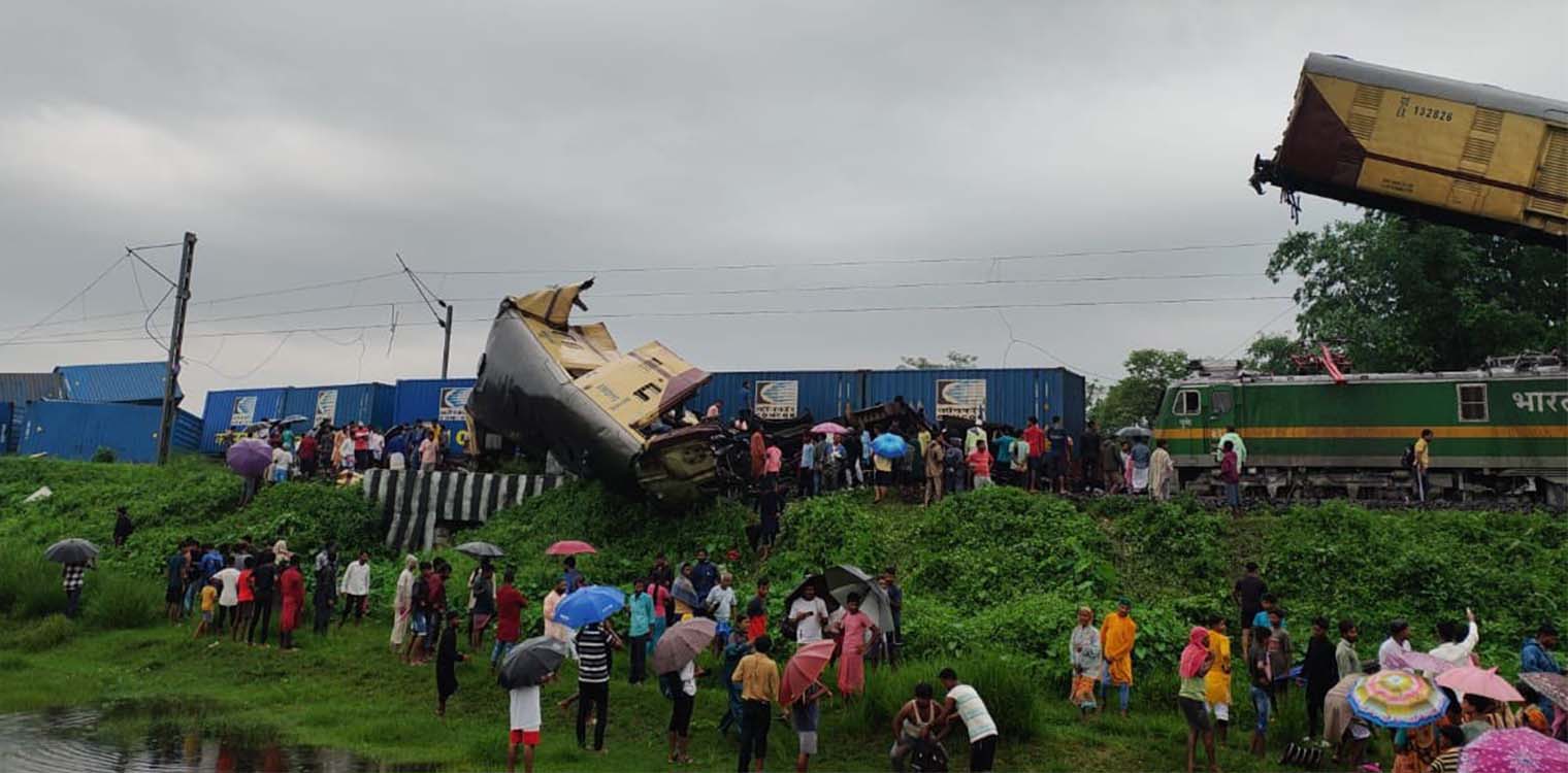 Ινδία: Τουλάχιστον πέντε νεκροί από σύγκρουση επιβατικού τρένου με εμπορική αμαξοστοιχία