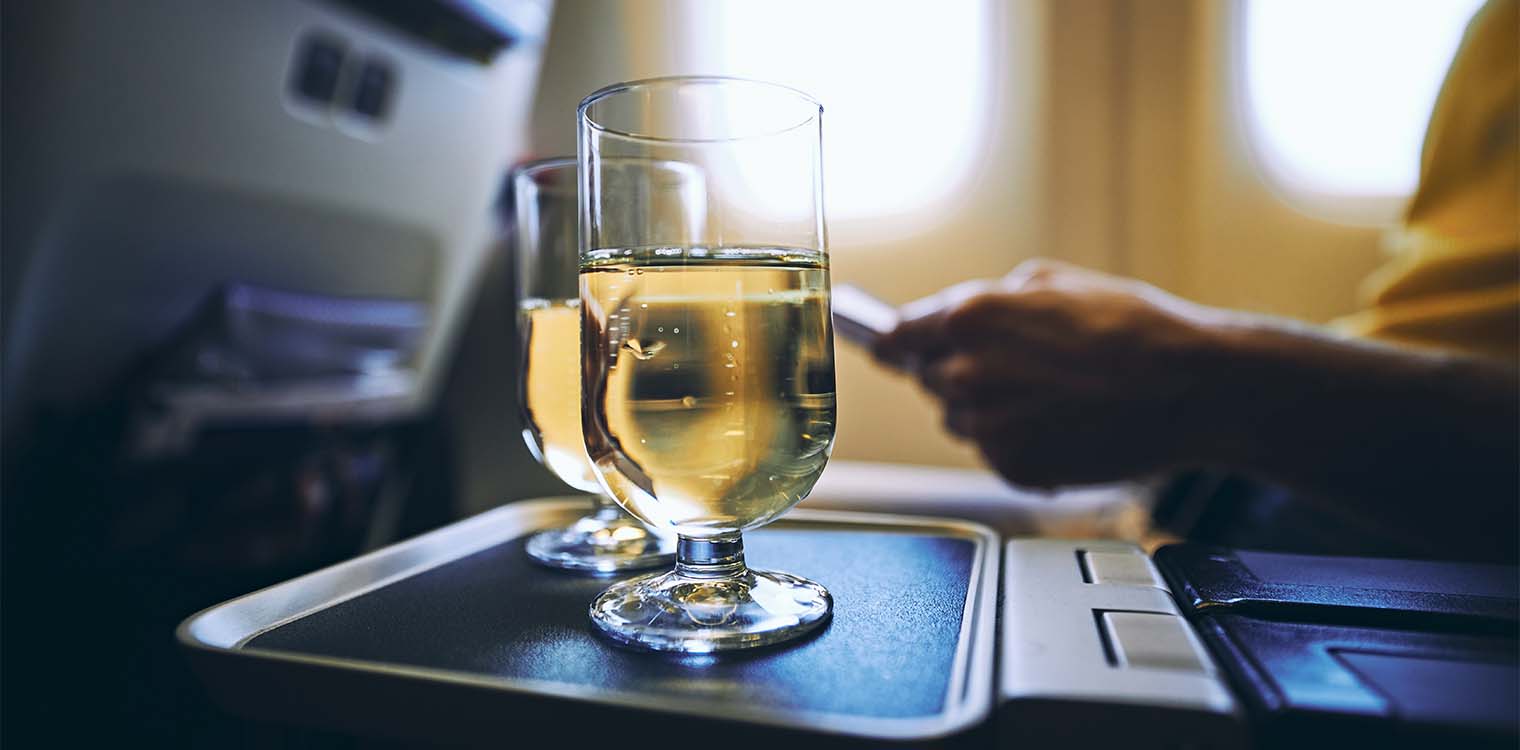 Αλκοόλ: Γιατί μεθάμε ευκολότερα εν ώρα πτήσης - Τα παράξενα που μπορεί να συμβούν αν πίνετε στο αεροπλάνο