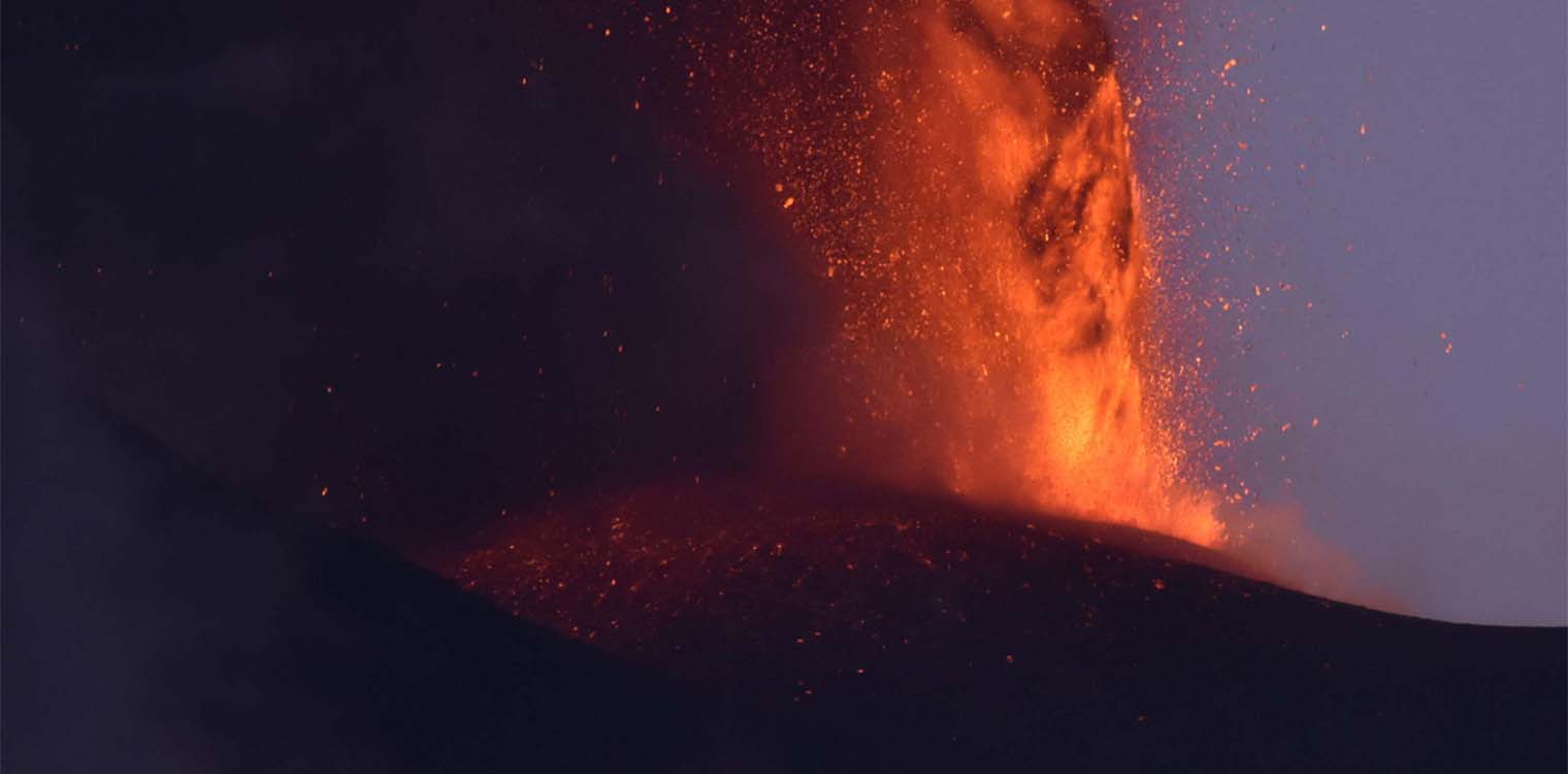 Ιταλία: «Βρυχάται» και πάλι το ηφαίστειο Στρόμπολι στη Σικελία - Σε επιφυλακή η Πολιτική Προστασία