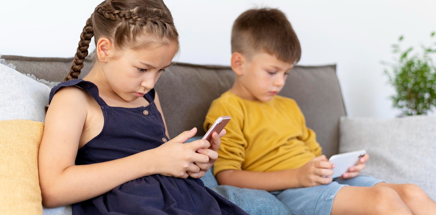 Δίνετε το κινητό στο παιδί για να ηρεμήσει; Πώς βλάπτετε την ανάπτυξή του χωρίς να το γνωρίζετε