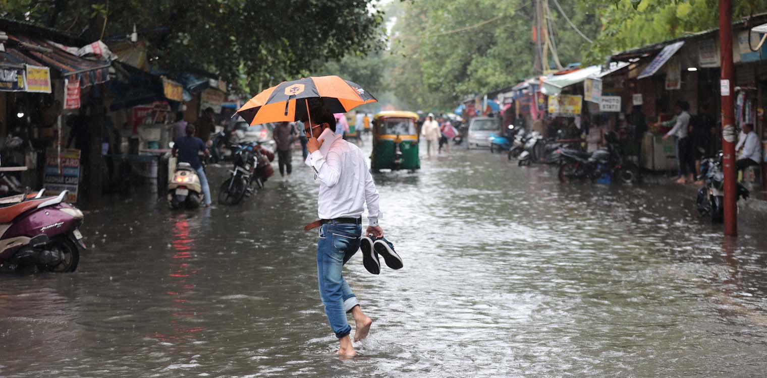 Ινδία: Τουλάχιστον 11 νεκροί από ξαφνικές βροχοπτώσεις στο Νέο Δελχί