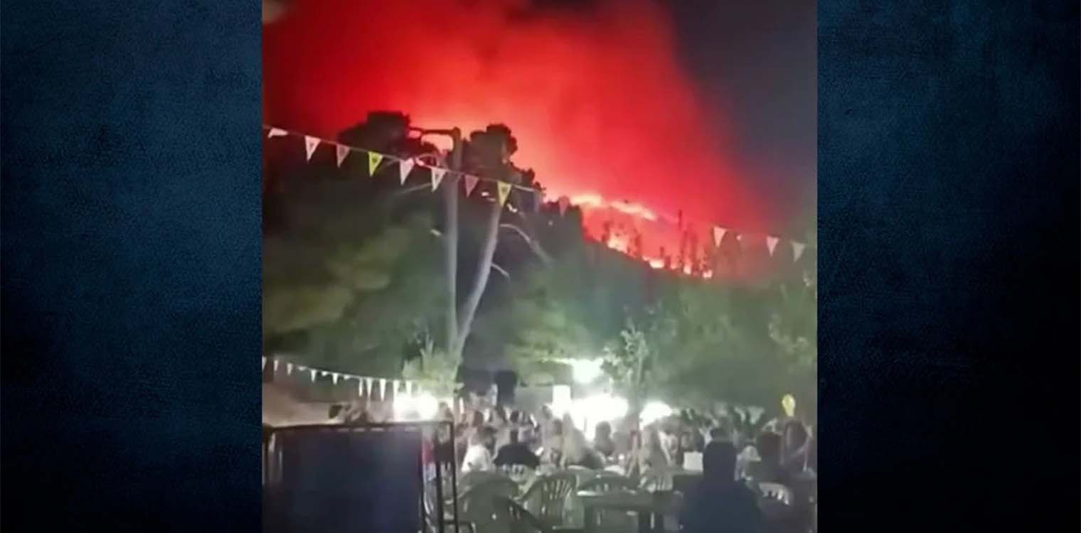 Ζάκυνθος: Διασκέδαζαν σε πανηγύρι, ενώ η φωτιά έκαιγε ανεξέλεγκτα πίσω τους (video)