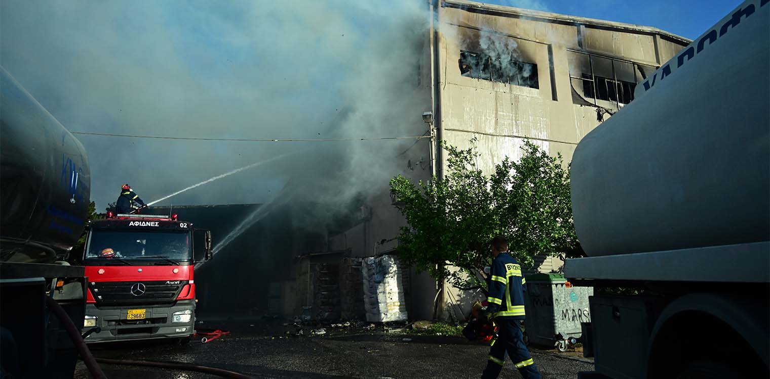 Μενίδι: Από υπαίθριο χώρο εγκαταλελειμμένου εργοστασίου ξεκίνησε η φωτιά, καταστράφηκαν δύο εργοστάσια (upd)