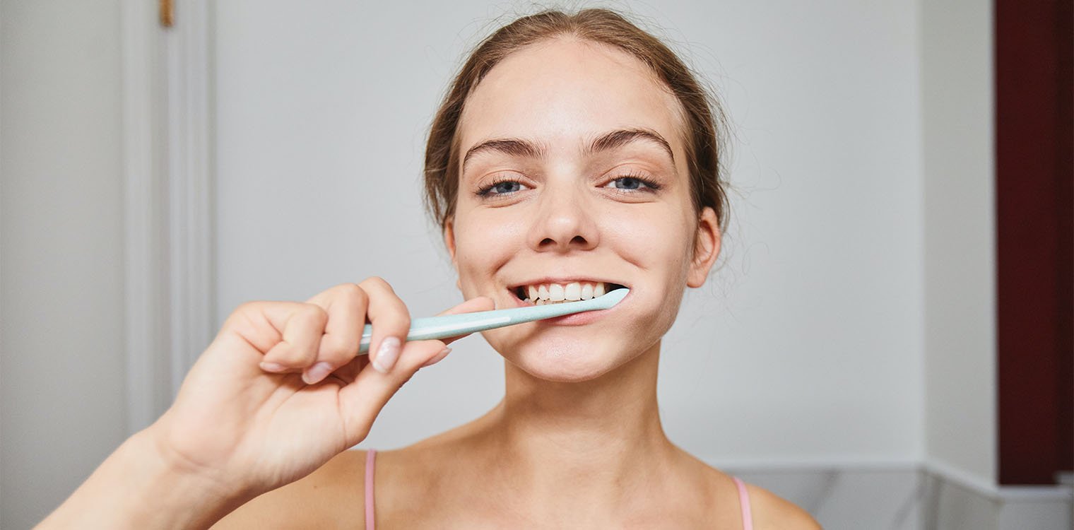 Είστε σίγουροι πως πλένετε τα δόντια σας σωστά; Τα 10 λάθη που μπορεί να κάνετε χωρίς να το γνωρίζετε