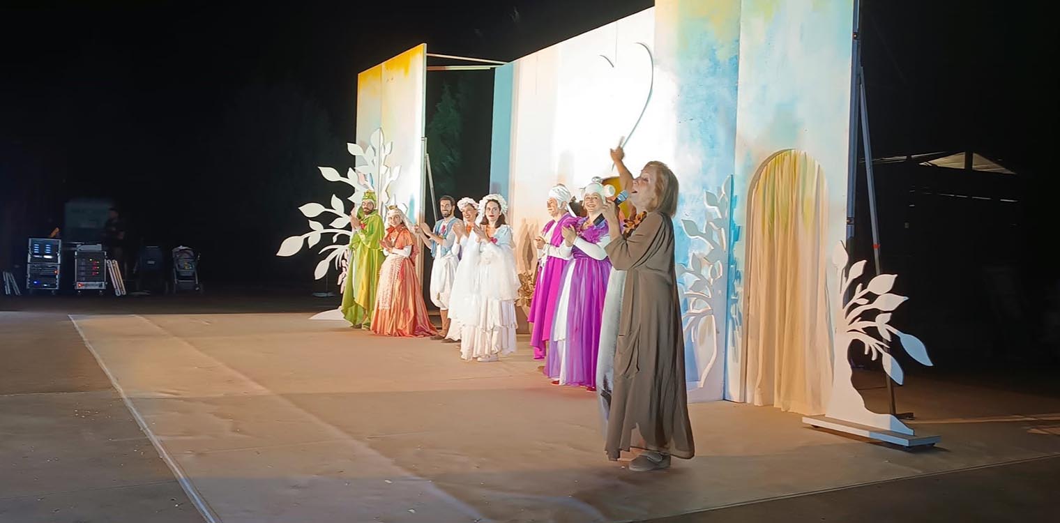 Με μια παράσταση sold out έκανε πρεμιέρα για το θέατρο της Αρχαίας Ήλιδας, το 34ο Διεθνές Φεστιβάλ Αρχαίας Ήλιδας το οποίο έχει καθιερωθεί ως κορυφαίος πολιτιστικός θεσμός του Νομού Ηλείας