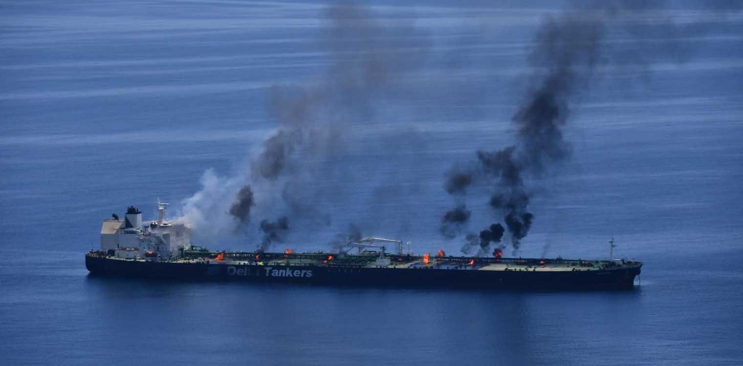 Το ελληνόκτητο πλοιο Sounion παραμένει φλεγόμενο από την 23η Αυγούστου μετά την επίθεση των Χούθι (photos)