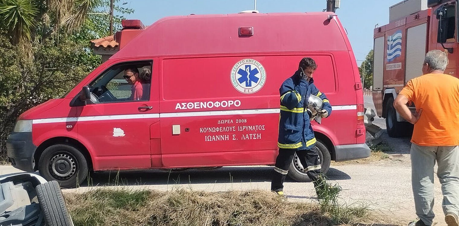 Πατρών - Πύργου: Δύο ελαφρά τραυματίες σε μετωπική - Κατέληξε σε αυλάκι το ένα αυτοκίνητο