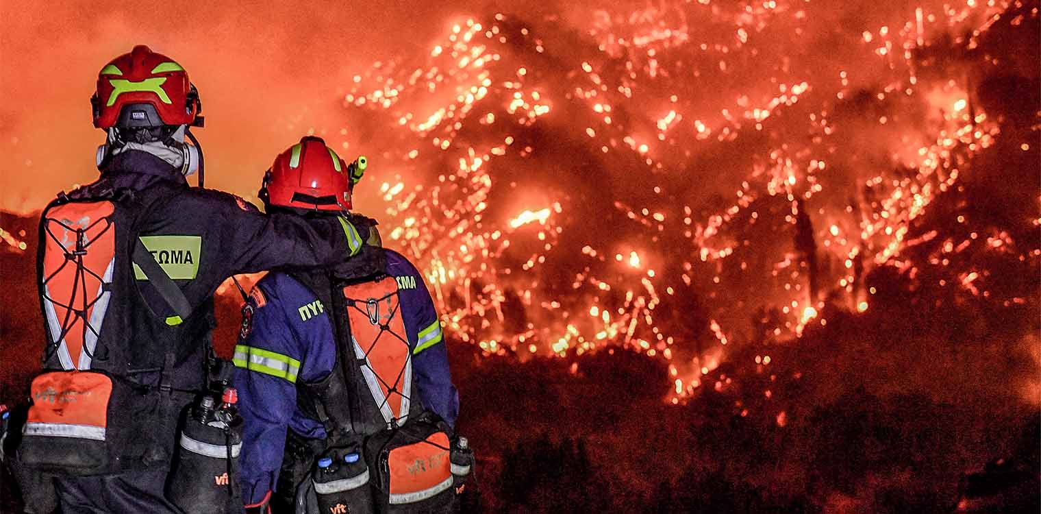 Ανεξέλεγκτη για τρίτη μέρα η φωτιά στο Ξυλόκαστρο - Ενισχύονται οι άνεμοι το μεσημέρι, φόβοι για αναζωπυρώσεις